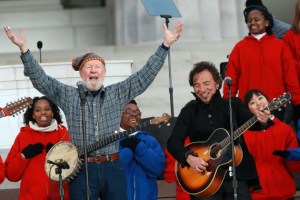 Pete-Seeger-and-Bruce-Springsteen-at-Lincoln-Memorial-2009-Justin-Sullivan-Getty-Images-630x420
